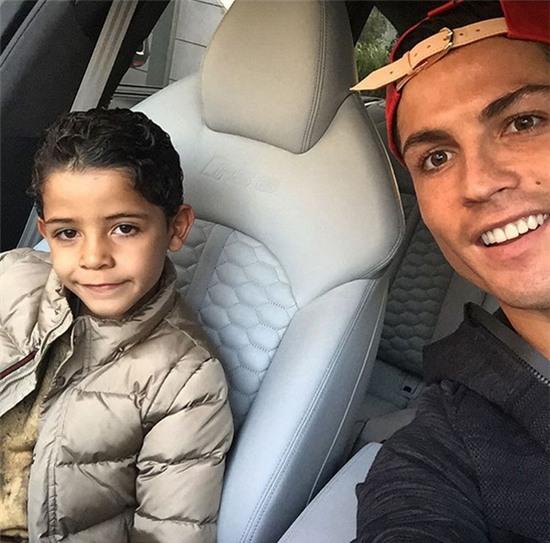 khoanh-khac-nhi-nhanh-cua-c-ronaldo-va-con-trai-8