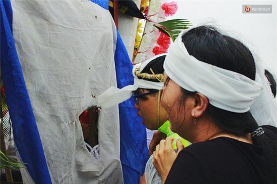 Vợ con khóc ngất bên quan tài chứa thi thể không vẹn nguyên của nạn nhân vụ nổ ở Văn Phú - Ảnh 1.