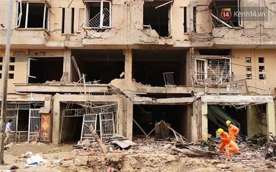 Nhiều vết thủng trên cửa sắt, tường bê tông tại vụ nổ ở Hà Đông - Ảnh 1.