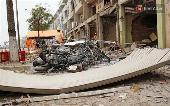 Nhiều vết thủng trên cửa sắt, tường bê tông tại vụ nổ ở Hà Đông - Ảnh 10.