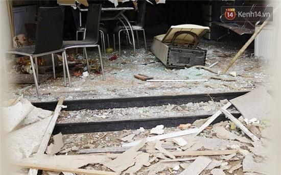 Nhiều vết thủng trên cửa sắt, tường bê tông tại vụ nổ ở Hà Đông - Ảnh 11.