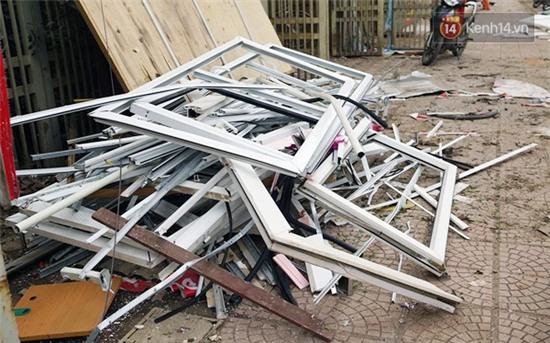 Nhiều vết thủng trên cửa sắt, tường bê tông tại vụ nổ ở Hà Đông - Ảnh 12.