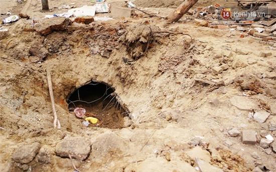 Nhiều vết thủng trên cửa sắt, tường bê tông tại vụ nổ ở Hà Đông - Ảnh 2.