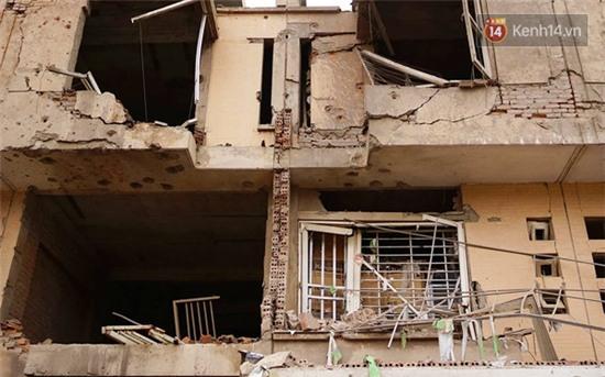 Nhiều vết thủng trên cửa sắt, tường bê tông tại vụ nổ ở Hà Đông - Ảnh 3.