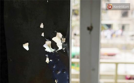 Nhiều vết thủng trên cửa sắt, tường bê tông tại vụ nổ ở Hà Đông - Ảnh 4.