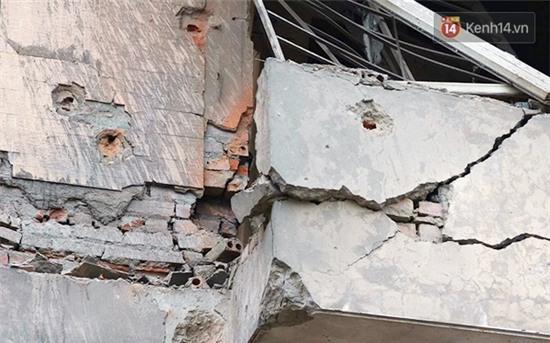 Nhiều vết thủng trên cửa sắt, tường bê tông tại vụ nổ ở Hà Đông - Ảnh 5.