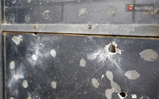 Nhiều vết thủng trên cửa sắt, tường bê tông tại vụ nổ ở Hà Đông - Ảnh 6.