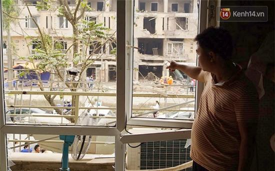 Nhiều vết thủng trên cửa sắt, tường bê tông tại vụ nổ ở Hà Đông - Ảnh 7.