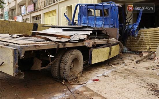 Nhiều vết thủng trên cửa sắt, tường bê tông tại vụ nổ ở Hà Đông - Ảnh 8.