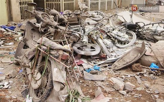 Nhiều vết thủng trên cửa sắt, tường bê tông tại vụ nổ ở Hà Đông - Ảnh 9.