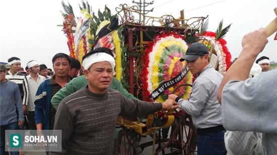  Chiều ngày 20/3, thi thể anh Phạm Văn Cường được gia đình đưa về nơi an nghỉ cuối cùng. 
