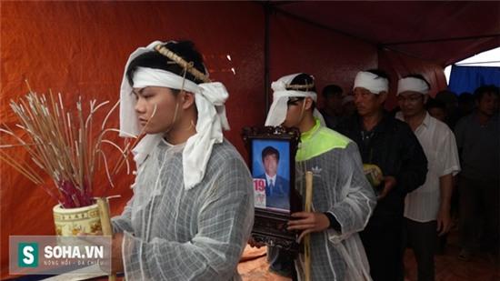 Chứng kiến cảnh con trai anh Cường là Phạm Văn Công rước di ảnh bố, nhiều người trong đám tang không cầm được nước mắt.