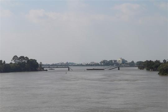 Cầu đường sắt hơn 100 tuổi bị đâm sập