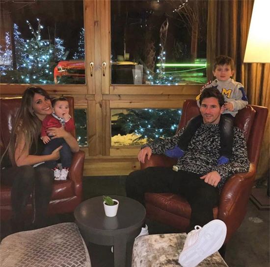 other-sparkling-space-of-family-messi-2