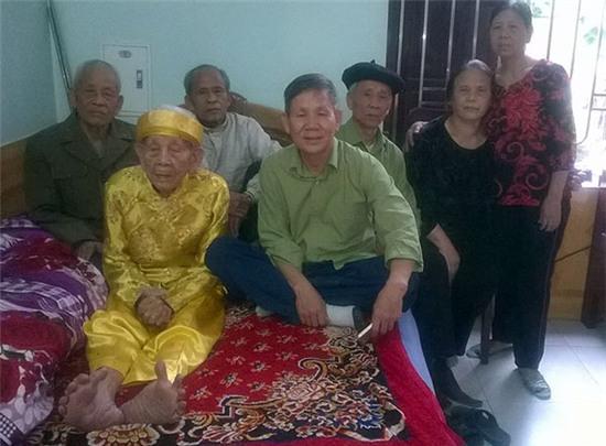 truong lao 107 tuoi so huu doi ban chan giao chi hinh anh 2