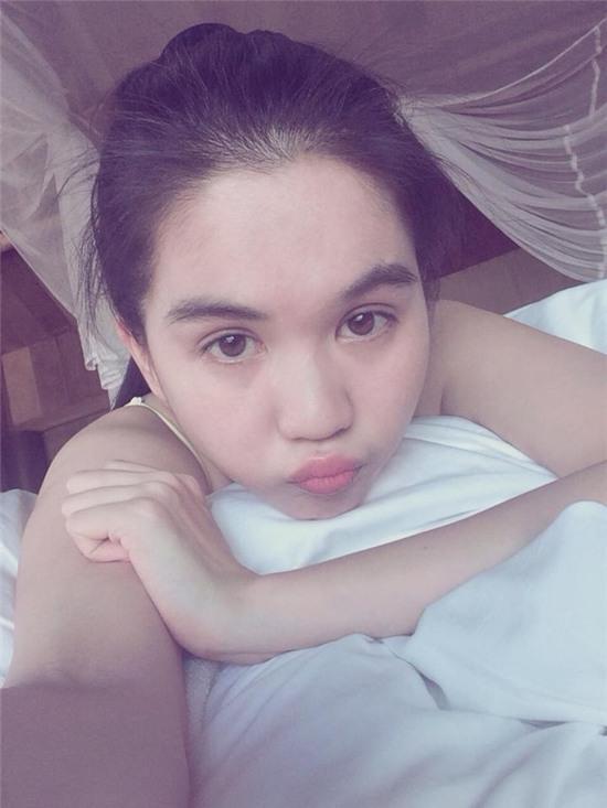 Để lên ảnh lung linh hơn cô nàng đã tô thêm một chút son hồng nhẹ.