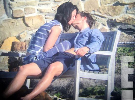 Katy Perry và Orlando Bloom công khai hôn môi nồng nàn - Ảnh 1.
