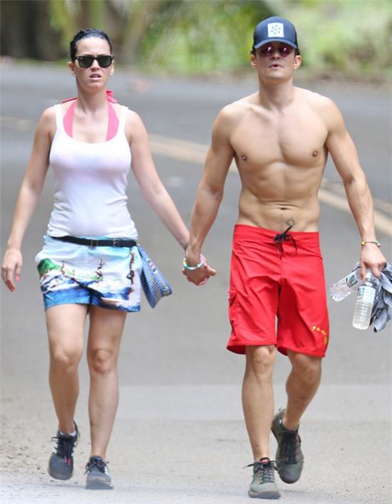 Katy Perry và Orlando Bloom công khai hôn môi nồng nàn - Ảnh 3.