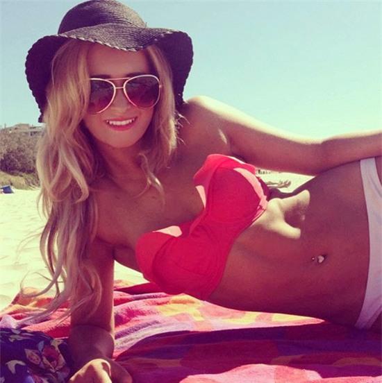 nu-cau-thu-everton-xinh-hut-hon-4