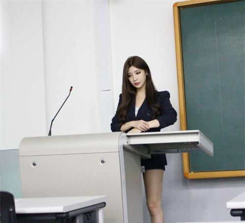 Nữ giảng viên chân dài, dáng chuẩn khiến sinh viên không thể rời mắt - Ảnh 3.