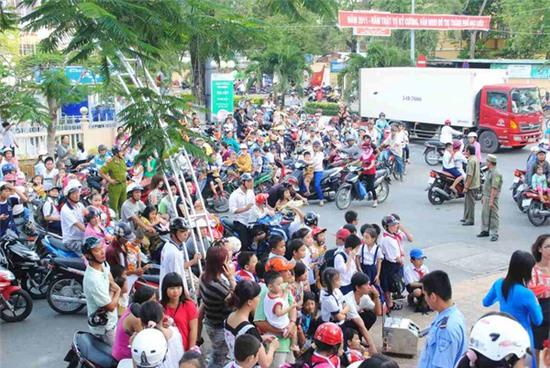 Xuất hiện thông tin người lạ mặt dụ dỗ, ép học sinh phải lên xe sau giờ tan trường