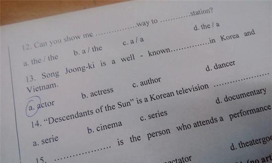 Hậu duệ Mặt trời bất ngờ xuất hiện trong đề kiểm tra tiếng Anh - Ảnh 2.