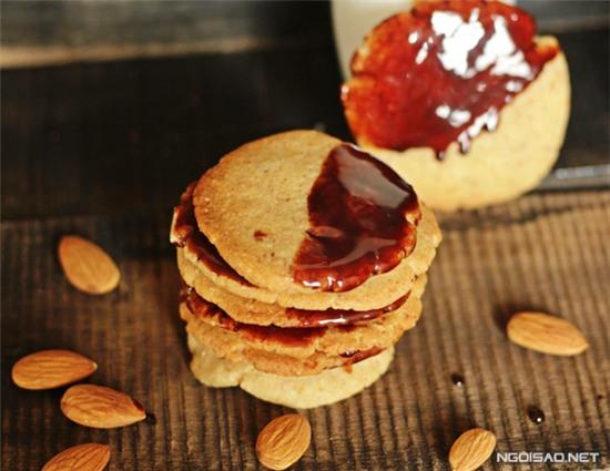 Thật quá dễ để tạo ra những chiếc bánh qui hạnh nhân thơm phức, nhâm nhi cùng ly trà nóng là bạn có ngay một tea break cực kì ngon.