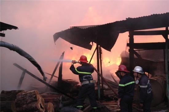 tp.hcm: xuong go chim trong bien lua luc rang sang hinh anh 2