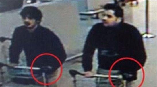 hai anh em ruot nghi danh bom san bay bi hinh anh 1