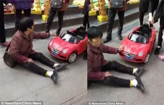 Bị ô tô đồ chơi đâm trúng, người phụ nữ ăn vạ đòi bồi thường - Ảnh 2.