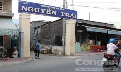 Thầy giáo bị kỷ luật vì lòn tay qua nách chỉ bài học sinh - Ảnh 1.