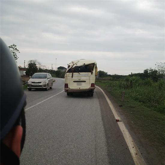 Quảng Ninh: Xe khách biến dạng tan nát vẫn bon bon lưu thông trên đường - Ảnh 1.