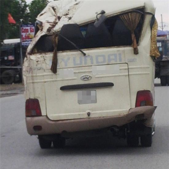 Quảng Ninh: Xe khách biến dạng tan nát vẫn bon bon lưu thông trên đường - Ảnh 2.