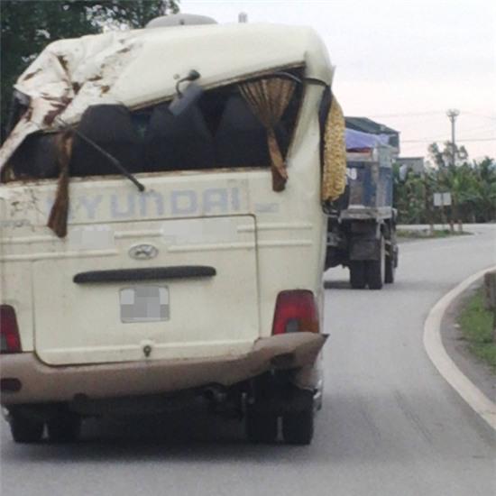 Quảng Ninh: Xe khách biến dạng tan nát vẫn bon bon lưu thông trên đường - Ảnh 3.