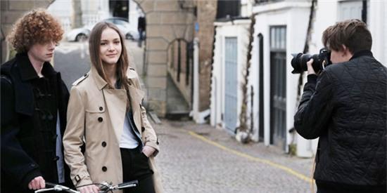 Brooklyn trong buổi tác nghiệp chụp ảnh cho nhãn hiệu Burberry.