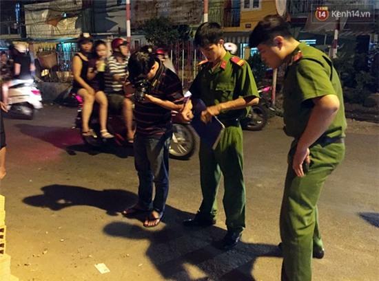 Ẩu đả kinh hoàng giữa Sài Gòn, nam thanh niên bị chém gần đứt lìa tay - Ảnh 1.