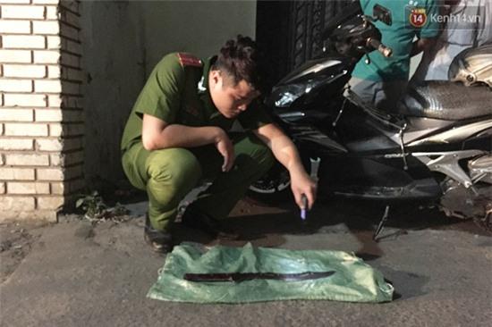 Ẩu đả kinh hoàng giữa Sài Gòn, nam thanh niên bị chém gần đứt lìa tay - Ảnh 2.