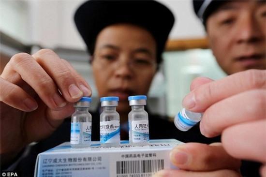 Trung Quốc chấn động khi hàng triệu trẻ em bị tiêm vắc-xin hết hạn - Ảnh 1.