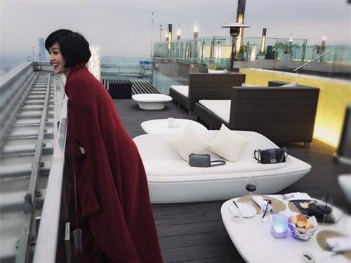 Tâm Tít thảnh thơi thư giãn trên du thuyền xa hoa.