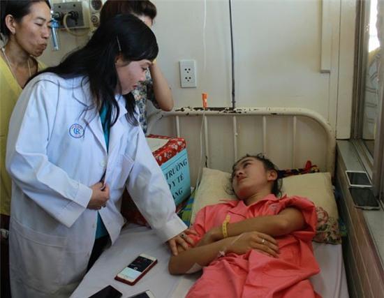 gia dinh nu sinh bi cua chan oan yeu cau boi thuong 1 ty hinh anh 1