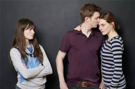 Ngủ với chồng bạn thân, bị đánh lại còn đi kiện, cô gái này là kiểu người gì? - Ảnh 1.