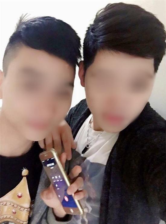 Xôn xao clip 2 hot boy ở Hà Nội vào shop thử đồ rồi trộm áo khoác trong vòng 40 giây - Ảnh 4.