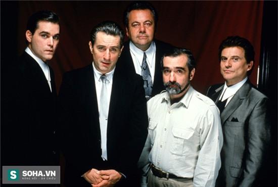  1. Goodfellas (Tình bằng hữu) Martin Scorsese đã giành được tượng vàng Oscar cho đề cử Đạo diễn xuất sắc nhất cho bộ phim The Departed, nhưng kiệt tác Goodfellas năm 1990 này mới chính là tác phẩm được công chúng yêu thích nhất của ông. Goodfellas là một trong những phim gangster hay nhất của điện ảnh Mỹ. Câu nói mở đầu phim của nhân vật Henry: Hồi tưởng lại, tôi đã luôn muốn làm một gangster ngay từ rất nhỏ - As far back as I could remember Ive always wanted to be a gangster là lời thoại trong phim được bình chọn vị trí 20 của danh sách 100 câu nói trong phim tuyệt vời nhấtbởi tạp chí Premiere vào năm 2007. 