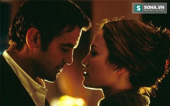 10. Out of Sight (Ngoài tầm kiểm soát) Out of Sight sản xuất năm 1998, là câu chuyện kể về tên cướp nhà băng siêu hạng Jack Foley (George Clooney) cùng chuyện tình với nữ cảnh sát Karen Sisco (Jennifer Lopez). Xuyên suốt bộ phim là những màn đấu trí giữa 2 kẻ yêu nhau nhưng đứng 2 bờ chiến tuyến, Jack và Foley phải hoàn thành nhiệm vụ: người bắt kẻ phạm tội và người cướp nhà băng. Nhưng hai nhân vật lại lao vào tận hưởng những cảm xúc đam mê, hoang dã của tình yêu. Out of Sight được xếp vào một trong các bộ phim đáng tiền nhất của Hollywood. Phim đã được remake vào năm 2014 nhưng không thể chiếm được trái tim khán giả như bản gốc 1998.