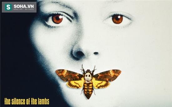 2. The Silence Of The Lambs (Sự im lặng của bầy cừu) Đây là một bộ phim kinh dị tâm lý tội phạm nổi tiếng của Mỹ phỏng theo tiểu thuyết cùng tên của Thomas Harris (1988). Nằm trong top 250 phim đáng xem nhất thời đại và ẵm 5 giải thưởng quan trọng nhất của Oscar năm 1992, The Silence Of The Lambs được đánh giá là phim kinh dị hay nhất mọi thời đại. Bộ phim cũng đã tạo nên 2 nhân vật vĩ đại của lịch sử điện ảnh: Clarice Starling là một trong những nhân vật chính diện hay nhất, còn vai phản diện Hannibal Lecter được bầu chọn đứng đầu danh sách nhân vật phản diện ấn tượng nhất.