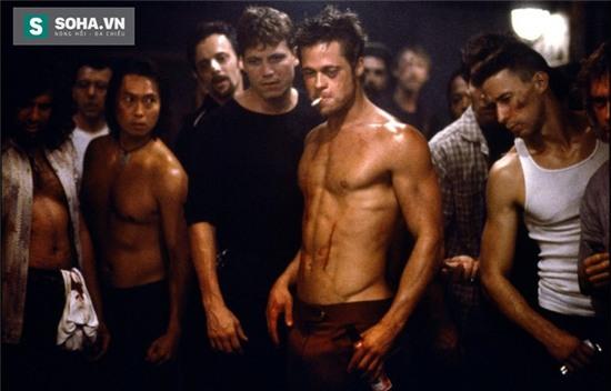  5. Fight Club (Sàn đấu sinh tử) Fight Club là một bộ phim điện ảnh Mỹ của đạo diễn David Fincher với sự tham gia của Brad Pitt và Edward Norton dựa trên tác phẩm cùng tên của nhà văn Chuck Palahniuk. Ra mắt năm 1999 nhưng cho đến nay, những bài học mà Fight Club mang lại vẫn còn nguyên giá trị. Không đơn thuần chỉ là phim bạo lực, đánh đấm như cái tên của mình, tác phẩm còn mang đến cái nhìn về một thế giới đàn ông hiện đại: thế giới chật chội những nỗi thất vọng, bức bối của phái mạnh. Có lẽ mỗi một người đàn ông xem bộ phim này đều cảm thấy chính mình có một phần nào trong đó. 