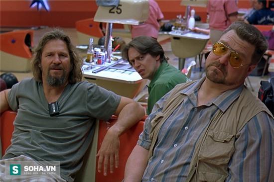 6. The Big Lebowski (Bá tước Lebowski) Không phải ngẫu nhiên mà The Big Lebowski đạt mức IMDb 8.2 và lọt top 250 phim hay nhất mọi thời đại. Giá trị thực sự của bộ phim này chính là tính châm biếm và đả kích rất sâu cay bằng lối kể chuyện bi hài. Năm 1998, khi mới ra mắt, phim không thành công về mặt doanh thu bởi cách làm phim có phần kỳ lạ, khó hiểu. Tuy nhiên sau này khi Internet và mạng xã hội phổ biến, The Big Lebowski đã được hàng triệu khán giả nghiền ngẫm lại và rồi bộ phim đã trở thành một tượng đài, với lễ hội Lebowski Fest thường niên được khởi nguồn từ năm 2002.