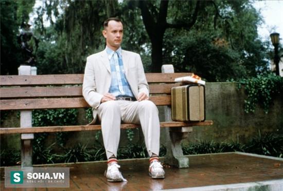  7. Forrest Gump (Cuộc đời Forrest Gump) Hello, my name’s Forrest, Forrest Gump. Đây là lời thoại mở đầu phim của nhân vật chính, và cũng là tựa phim. Forrest Gump ra đời năm 1994, là bộ phim Mỹ nổi tiếng được chuyển thể từ tiểu thuyết cùng tên của Winston Groom 1986. Có thể nói bộ phim là bản giao hưởng đầy màu sắc, giúp người xem đi từ bất ngờ, xúc động đến hi vọng rồi lại thất vọng. Cuộc đời của Forrest là bức tranh của rất nhiều người Mỹ trong thập niên 60- 70 của thế kỉ trước. Khán giả sẽ ghi nhớ mãi tình yêu Forrest giành cho Jenny với câu nói bất hủ: Anh không phải là một người thông minh nhưng anh biết tình yêu là gì. 