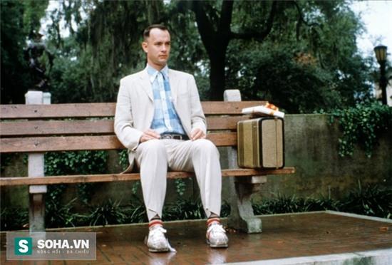 7. Forrest Gump (Cuộc đời Forrest Gump) Hello, my name’s Forrest, Forrest Gump. Đây là lời thoại mở đầu phim của nhân vật chính, và cũng là tựa phim. Forrest Gump ra đời năm 1994, là bộ phim Mỹ nổi tiếng được chuyển thể từ tiểu thuyết cùng tên của Winston Groom 1986. Có thể nói bộ phim là bản giao hưởng đầy màu sắc, giúp người xem đi từ bất ngờ, xúc động đến hi vọng rồi lại thất vọng. Cuộc đời của Forrest là bức tranh của rất nhiều người Mỹ trong thập niên 60- 70 của thế kỉ trước. Khán giả sẽ ghi nhớ mãi tình yêu Forrest giành cho Jenny với câu nói bất hủ: Anh không phải là một người thông minh nhưng anh biết tình yêu là gì.