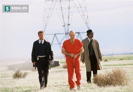 8. Se7en (7 tội lỗi) Sau 20 năm kể từ ngày ra mắt, bộ phim này vẫn là một tác phẩm điện ảnh xuất sắc, hoàn hảo, từ kịch bản đến diễn xuất và tình tiết gây sốc. Se7en được chọn là một trong những phim về hình sự hay nhất thập niên 90 không phải là không có lí do. Phim gây ngỡ ngàng với các cảnh bạo lực u tối, diễn xuất nhập tâm, hiệu ứng hình ảnh ma mị và đặc biệt có cái kết vô cùng ám ảnh. Đây cũng là một trong những tác phẩm đặc sắc nhất trong sự nghiệp điện ảnh của tài tử Brad Pitt.